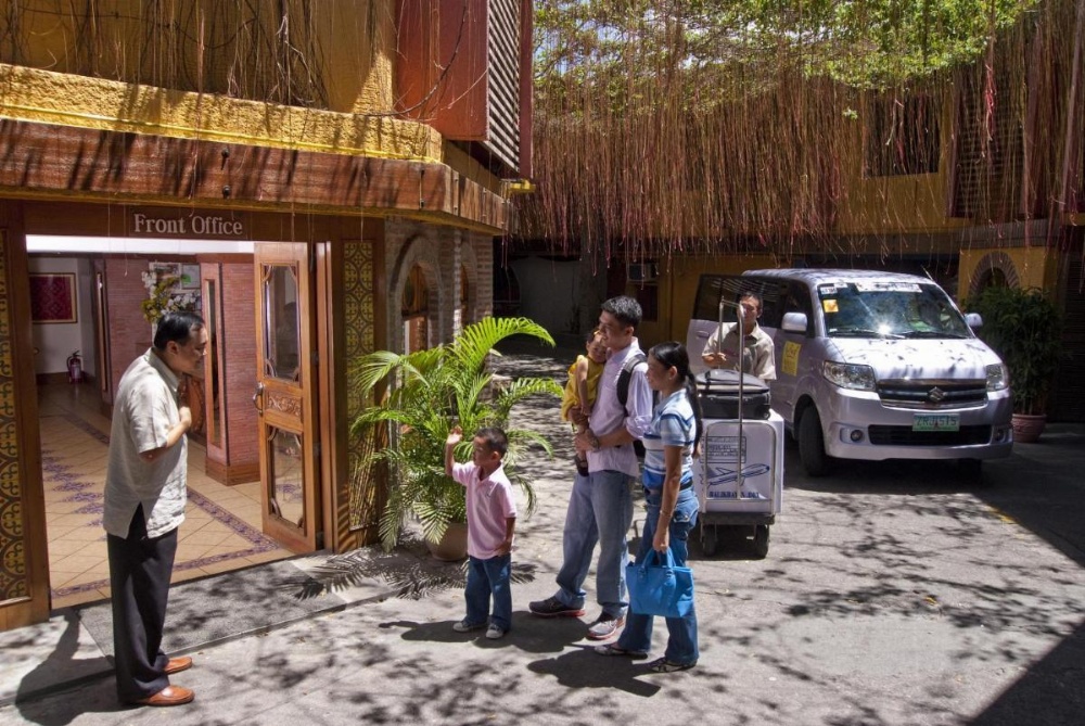 Pinoy Pamilya Hotel